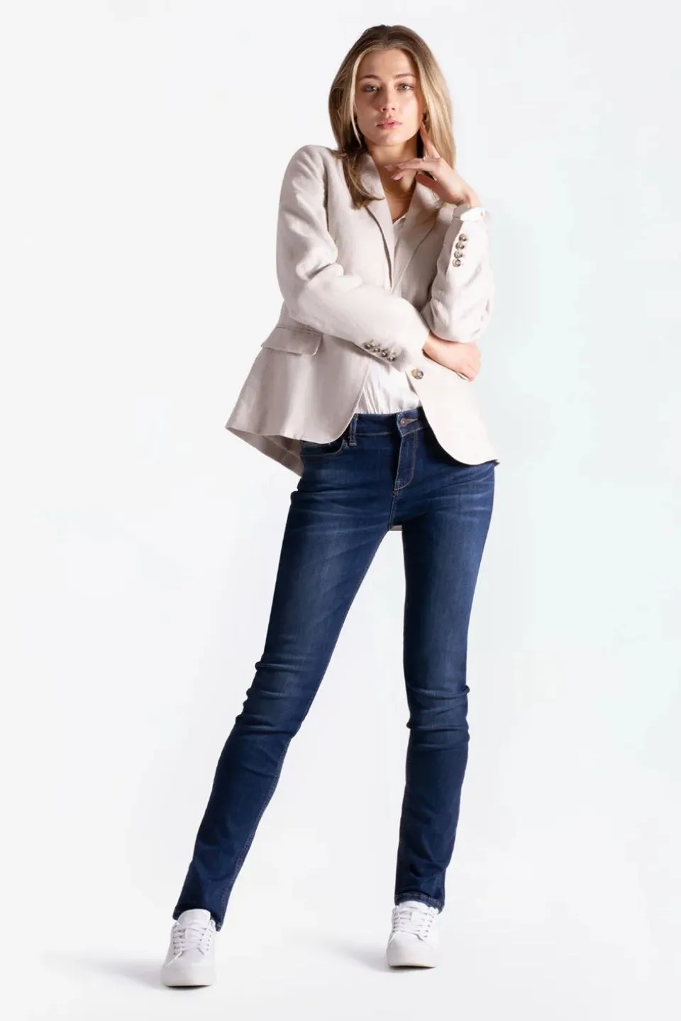 Straight Aspen Mid Rise Jeans - Sian